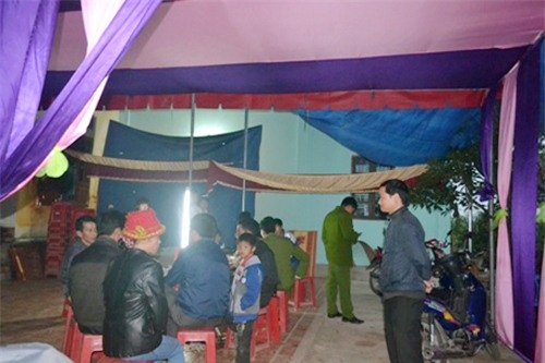 Roi tiec dam cuoi ve nha, thanh nien bi chem ngang co hinh anh