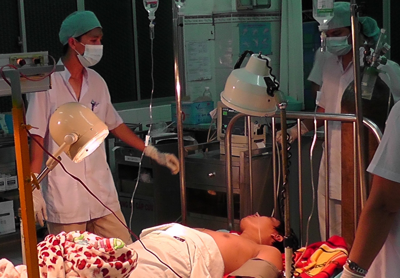 Cho nuoc nho vao mieng de sinh ton 5 dem trong kho lanh hinh anh