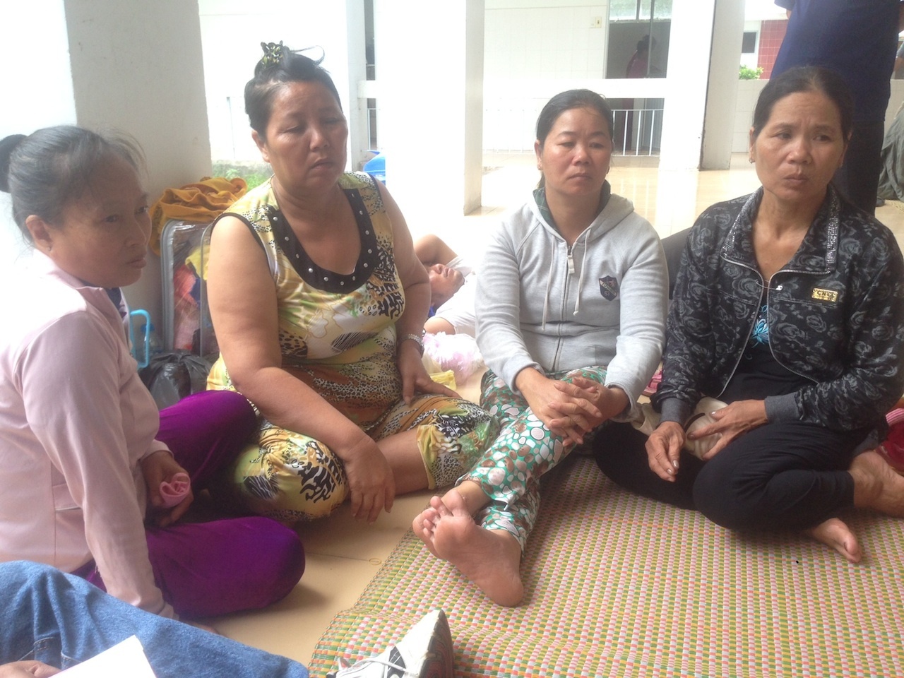 Mẹ ruột Sang (thứ 2, từ trái qua) kể lại sự việc.