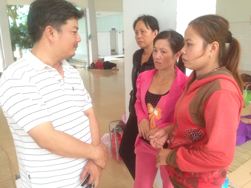 Lãnh đạo Công ty Vạn Ý thăm hỏi và động viện gia đình công nhân găp nạn.