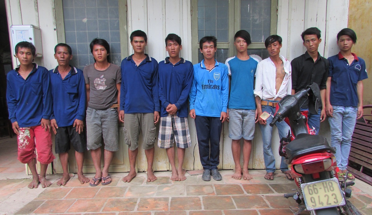 2 nhom boc vac mien Tay cam dao lao vao hon chien hinh anh