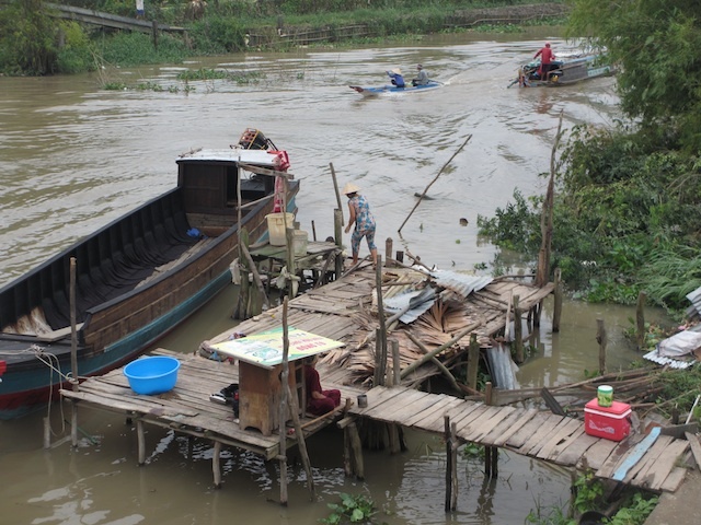Một căn nhà cặp bờ sông bị lốc xoáy 
