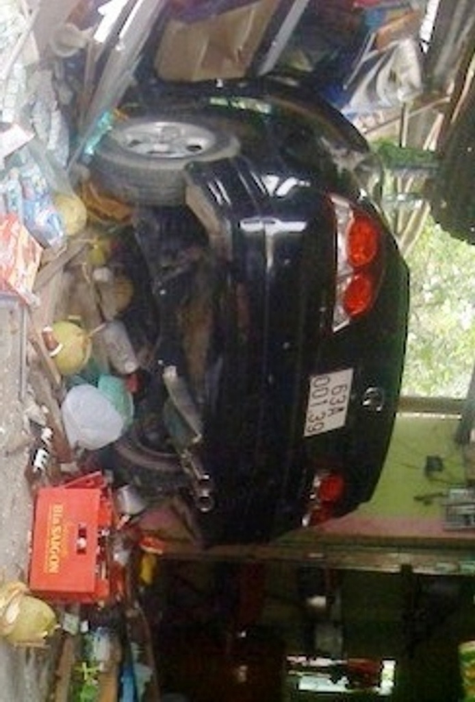 Oto cuon hai nguoi ven duong huc do quay tap hoa hinh anh