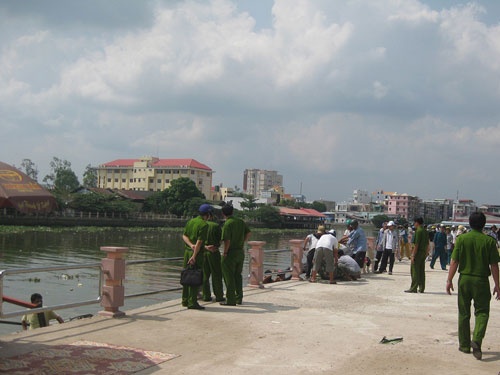 Có rất nhiều lý do để say xỉn, bởi lẽ tình cảm, bạn bè lâu ngày, bàn công việc… đều lấy ly rượu ra để chúc mừng. Đã có rất nhiều trường hợp chết người bởi khi có rượu trong người vì những lý do hết sức ngớ ngẩn. Anh Nguyễn Văn Vàng (21 tuổi, ngụ Q.Ô Môn, TP.Cần Thơ) cùng 2 người làm công trên chiếc ghe chở cát đậu tại tại kênh Khe Luông (thuộc khu vực 1, phường Cái Khế). Đêm khuya, anh mua bia về nhậu cùng bạn bè trên ghe. Uống xong, 2 người kia lên bờ đi uống cà phê. Đến sáng sớm ngày 5/12, quay lại không thấy Vàng trên ghe nên mọi người đổ xô tìm và phát hiện xác anh Vàng dưới lòng sông.