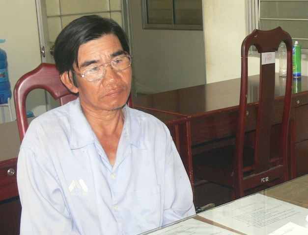 Nguoi dan ong 50 tuoi dam o 2 be gai roi bo tron hinh anh