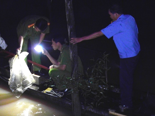 Cơ quan chức năng khám nghiệm hiện trường vụ việc.