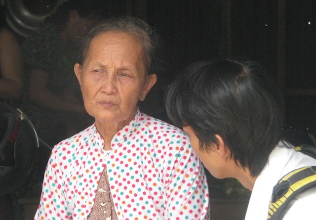 Mẹ nạn nhân thất thần khi đứa con gái ra đi đột ngột.