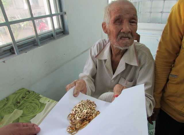 Nguoi hanh khat 'ty phu' duoc tra lai gan 10 luong vang hinh anh