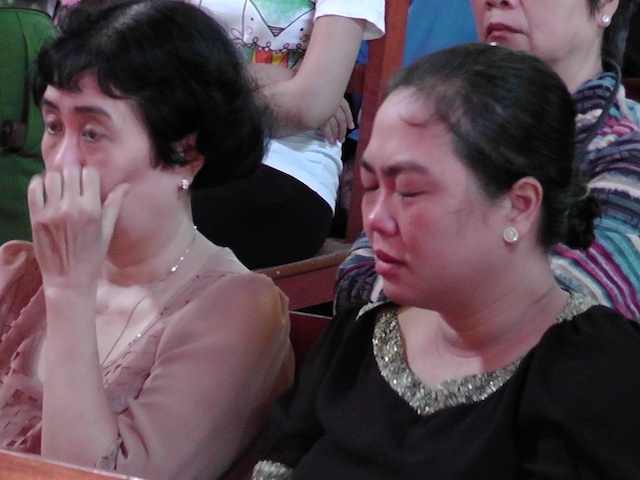 Vợ Tiên khóc nức nở tại phiên toà.