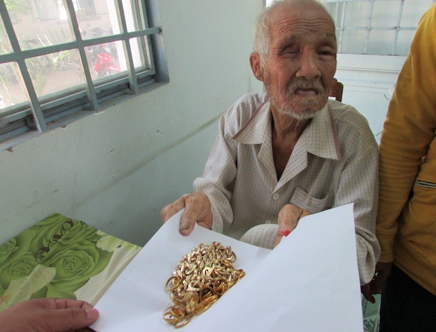 De nghi truy to bang cuop vang cua ong lao 'ty phu' an xin hinh anh