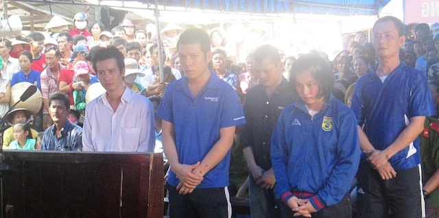 Chi và đồng bọn tại phiên toà.