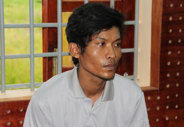 Bi tat tai, con re lay luoi le doat mang cha vo hinh anh