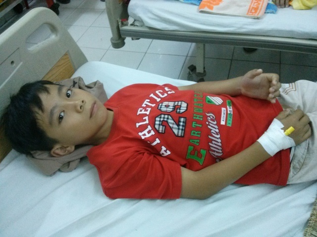 Ran luc nam ben goi can vao tay be trai dang ngu hinh anh