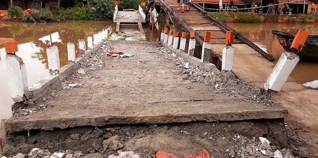 Mố cầu bị nứt, dẫn đến sự cố sập cầu.