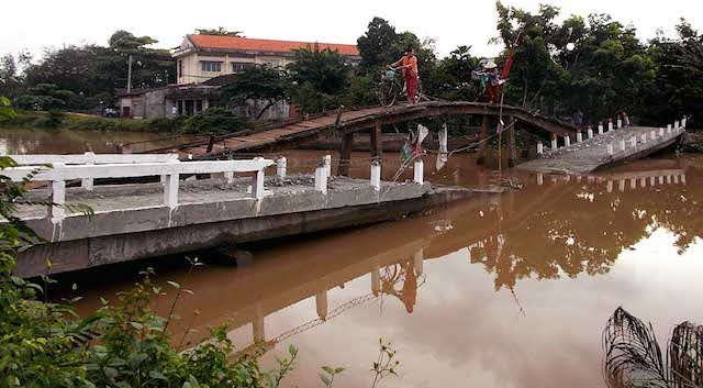 Cau dang xay bong gay doi roi xuong song hinh anh
