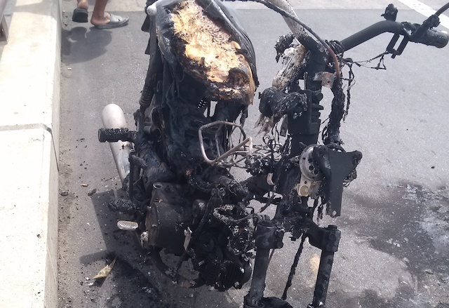 Xe may chay tro khung khi dang do doc cau Can Tho hinh anh