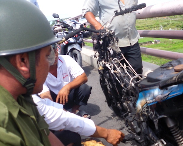 Hiện trường vụ cháy xe trên cầu Cần Thơ. 