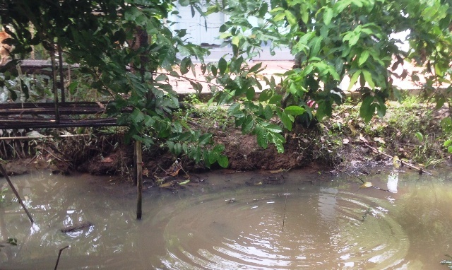 Cha nem con 17 thang xuong ao vi cai nhau voi vo hinh anh