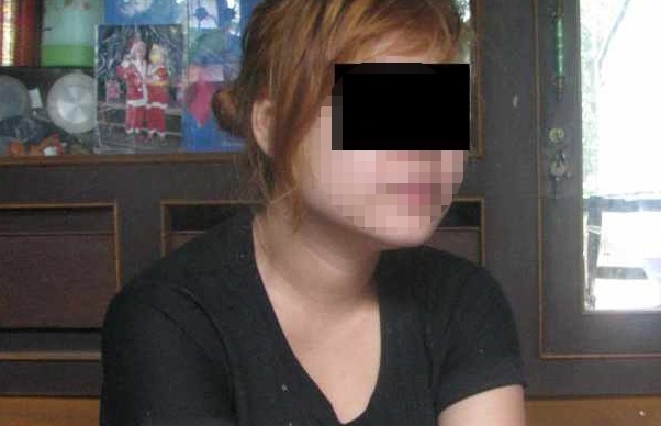 Co gai o mien Tay bi ep khoa than, ra duong ban dam hinh anh