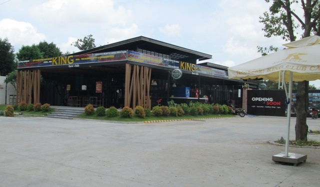 Khach to bi bao ve quan bar danh chan thuong so nao hinh anh