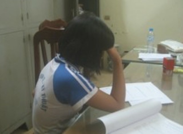 Thieu nu bi bat khan cap vi trom moto hinh anh