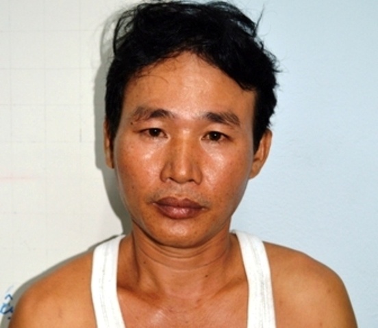 Người chồng dùng xăng đốt vợ tại cơ quan Công an. 