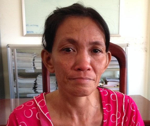 Khong co kha nang tra no, me ep con 5 tuoi uong thuoc sau hinh anh