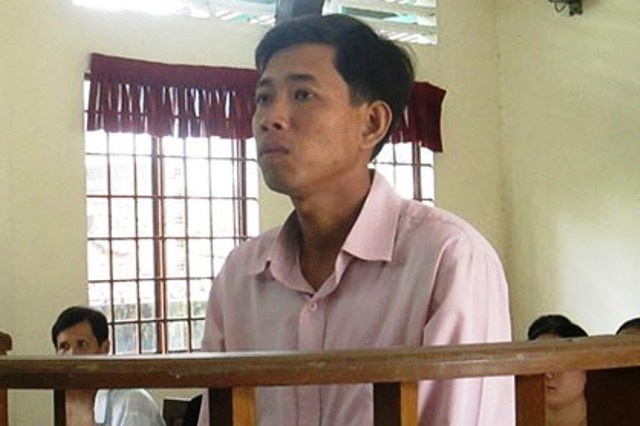 Thay giao dan hoc tro vao nha ve sinh lam bay linh 4 nam tu hinh anh