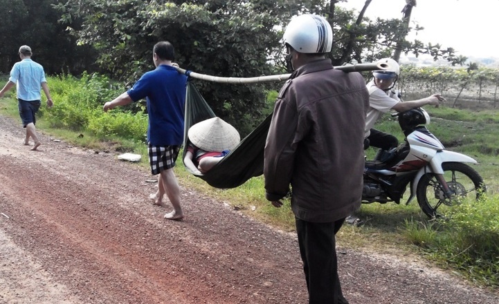 Giang luoi ngang cau de thi the be trai khong troi ra song hinh anh