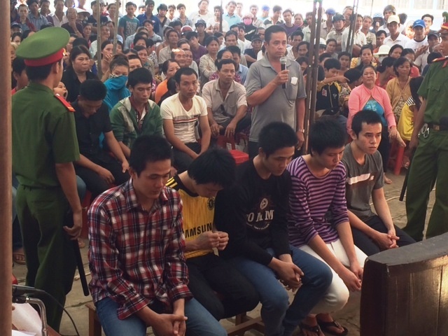 Nghi trom tien, bao ve co so massage dam chet nguoi hinh anh