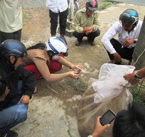 Nhiều người hiếu kì đến xem khi rắn còn được giữ ở trụ sở công an xã.