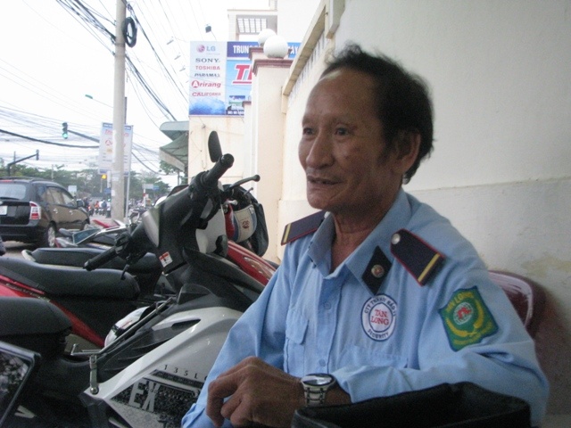 Nhân viên bảo vệ quán nhậu kể lại sự việc.