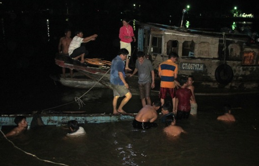 Ghe cho hang phat no giua cho noi Cai Rang hinh anh