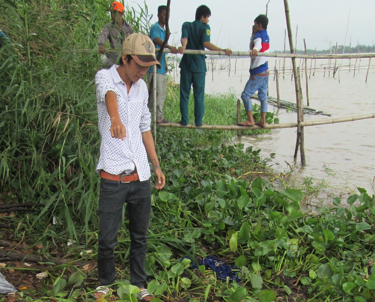 Nua dem, thieu nu nhay song tu van vi tinh hinh anh