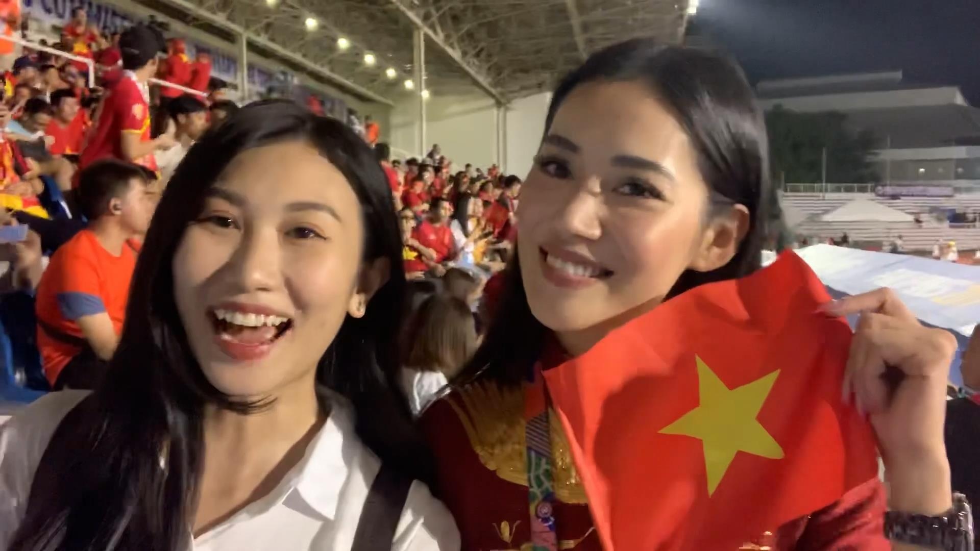 Milan Pham mac ao dai den co vu U22 Viet Nam hinh anh