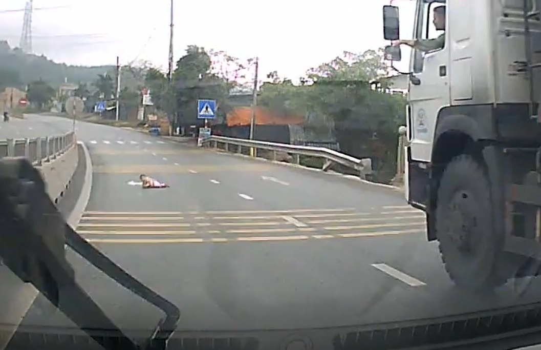 Tai xe thot tim vi em be bo qua duong cao toc hinh anh