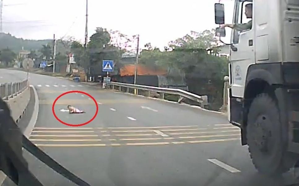 Tai xe thot tim khi thay em be bo qua duong o Quang Ninh hinh anh