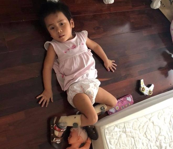 Em be Muong Lat se duoc nhan nuoi den nam 18 tuoi hinh anh