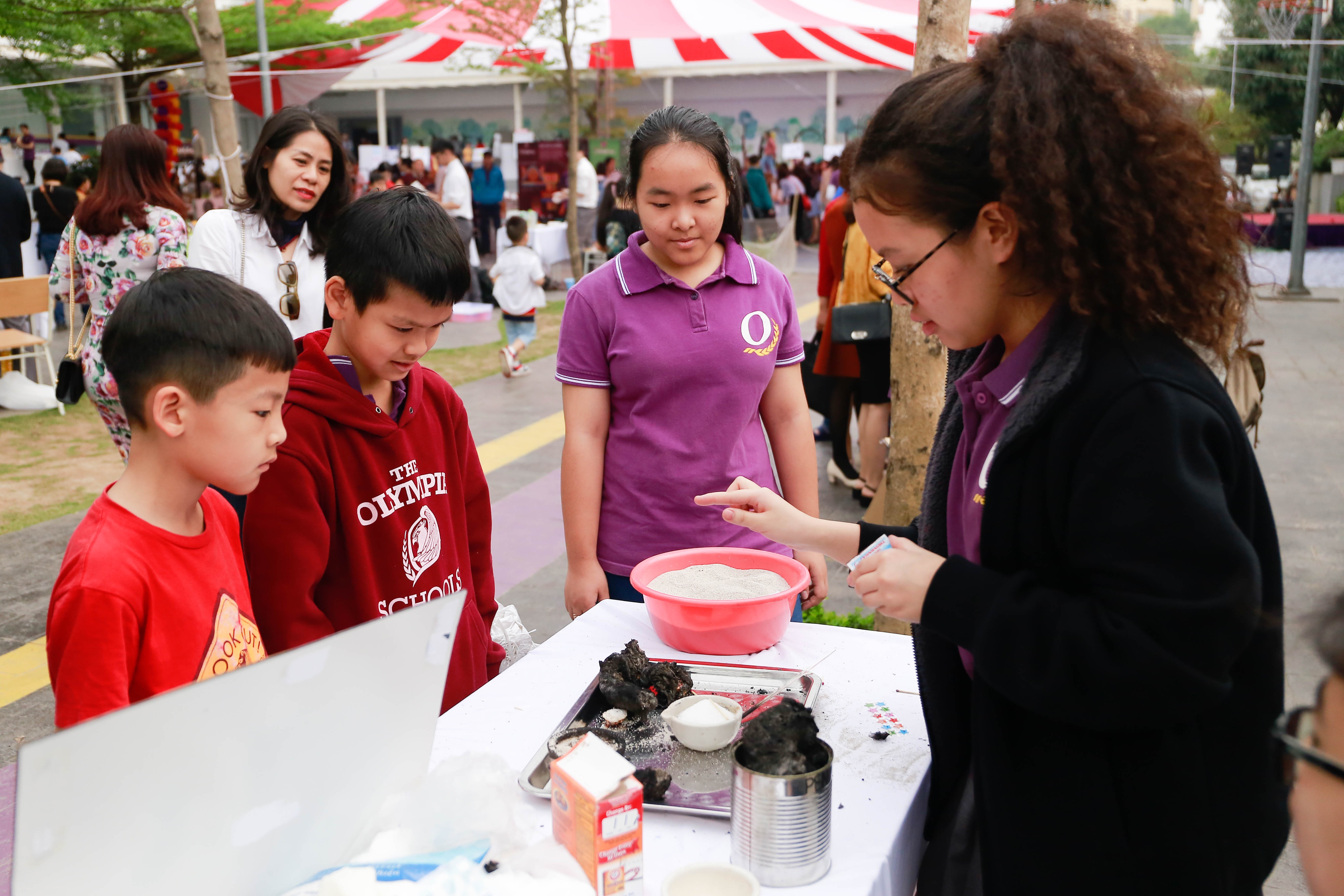 Hoc sinh Ha Noi thuc hien thi nghiem khoa hoc hinh anh