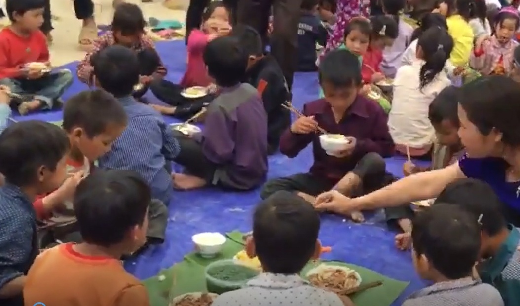 Bua com co thit cua tro ngheo vung cao hinh anh