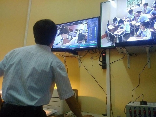 Lap camera, cho hoc sinh danh gia giao vien co tranh duoc bao hanh? hinh anh