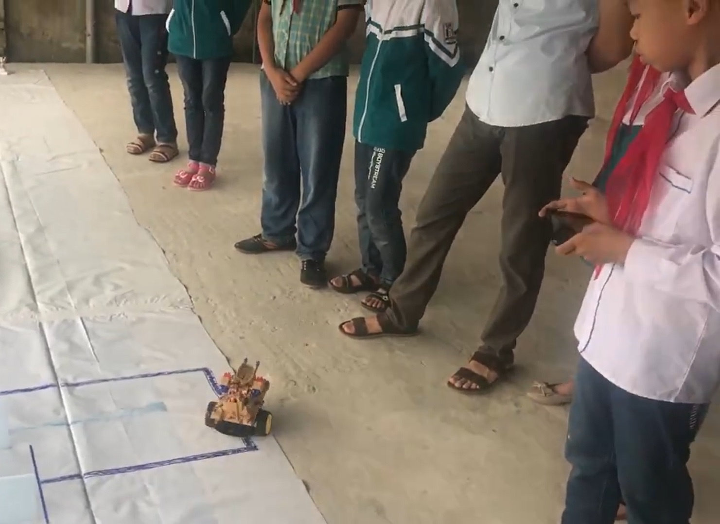 Hoc tro truong lang lap trinh robot dieu khien bang smartphone hinh anh