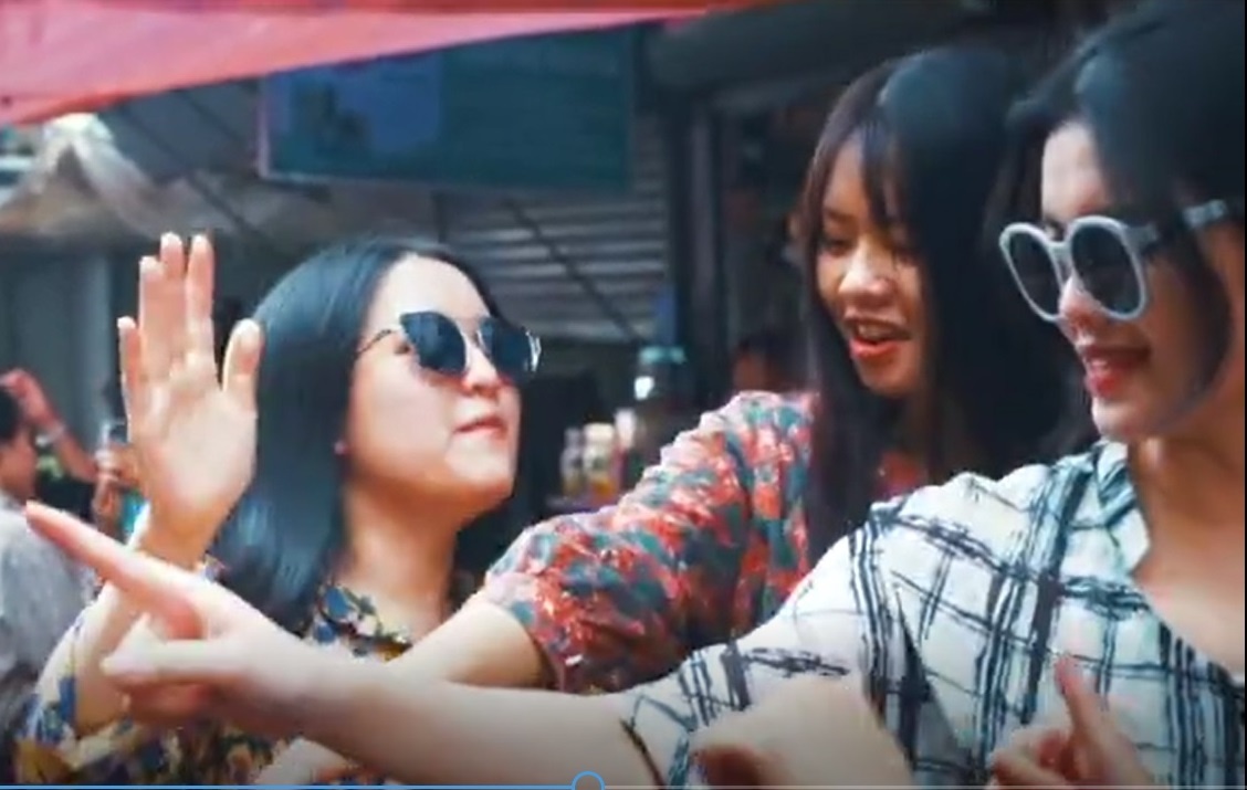 Phut ngau hung cua nhom nu sinh hinh anh
