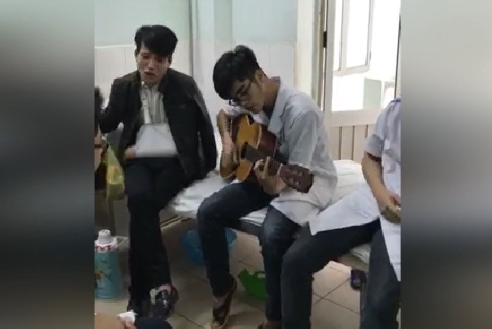 Benh nhan 'phieu' voi tieng dan cua bac si thuc tap hinh anh