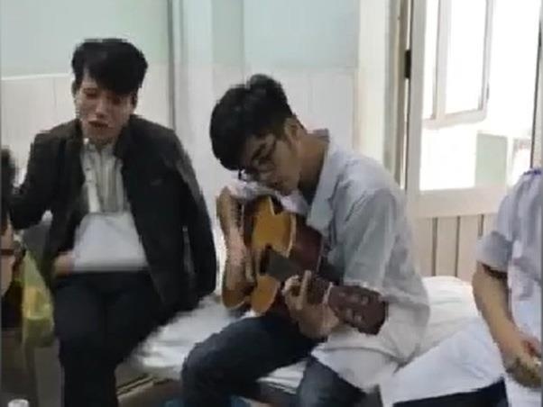 Bac si thuc tap dem dan cho benh nhan hat de thu gian buoi trua hinh anh