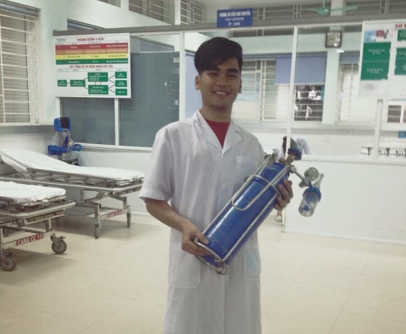 Bác sĩ đệm đàn cho bệnh nhân hát ảnh 1 Bac si dem dan cho benh nhan hat anh 1