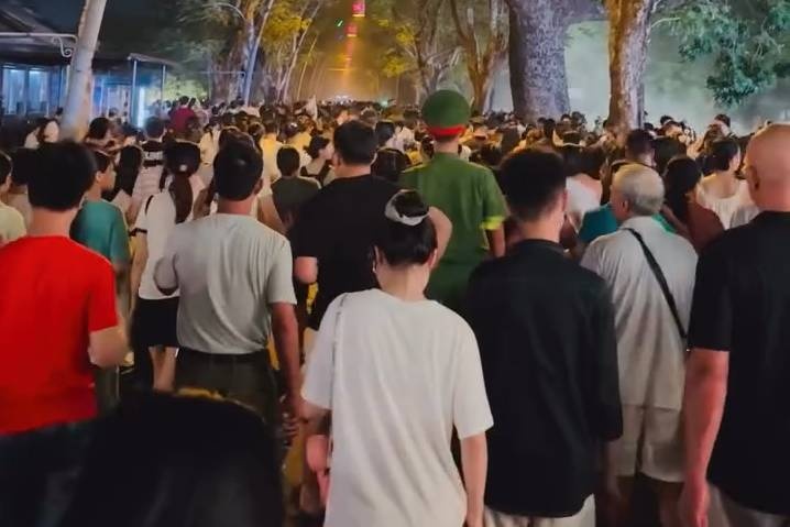 Nguoi dan va du khach Hue den xem Tong duyet Hoi thao hinh anh