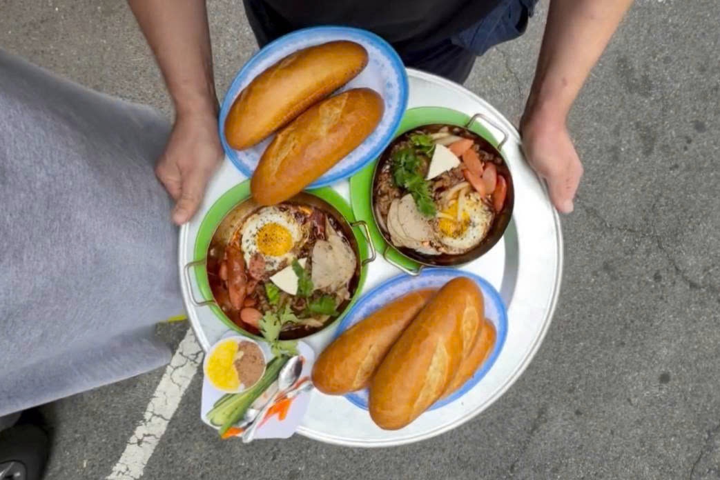 Quan Viet ban banh mi chao, ca phe mam gay chu y tai My hinh anh