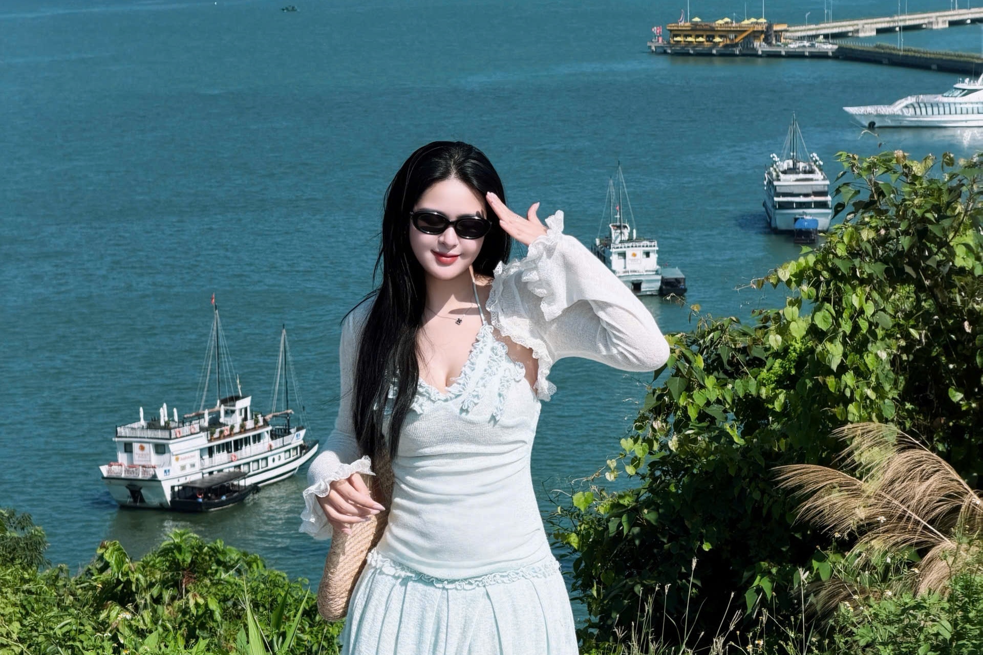 Doi nang tim suon doi om tron canh ben cang gay 'sot' o Ha Long hinh anh
