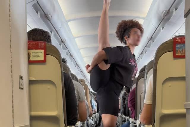 Man tap yoga giua may bay khien nu hanh khach bi chi trich hinh anh